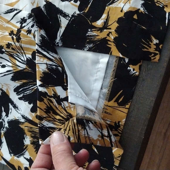 VAN HEUSEN Floral Midi Butterscotch, Blk,White SZ 10 - Picture 7 of 10